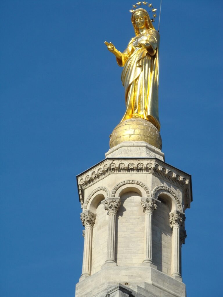Statue dorée de la vierge à Avignon